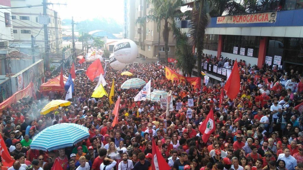 Um mar de gente está em volta do Sindicato dos Metalúrgicos em São Bernardo do Campo (foto: Bruno Pillon)